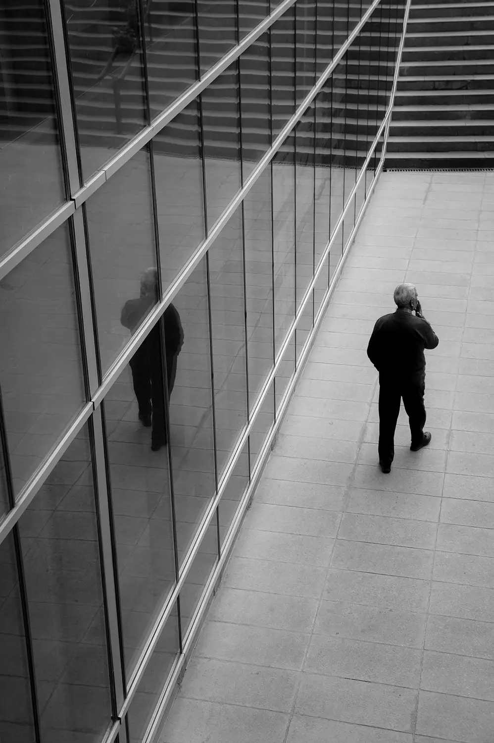 Persona caminando en un espacio arquitectónico