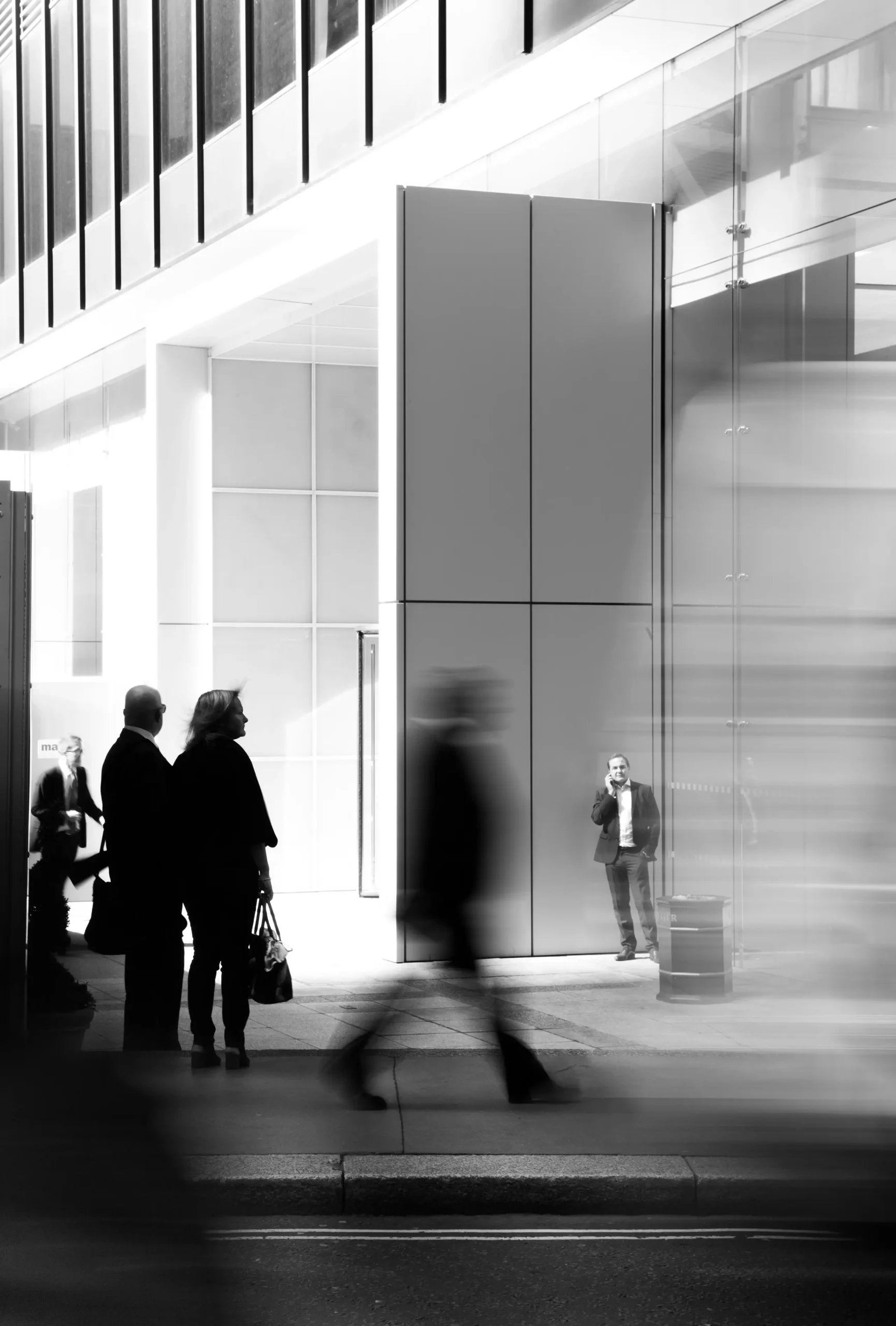 Interior de un edificio contemporáneo con personas caminando