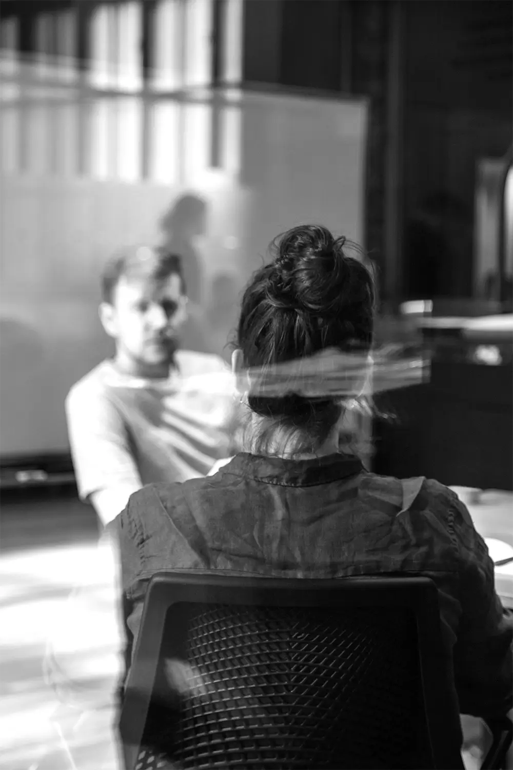 Dos personas reunidas en una oficina