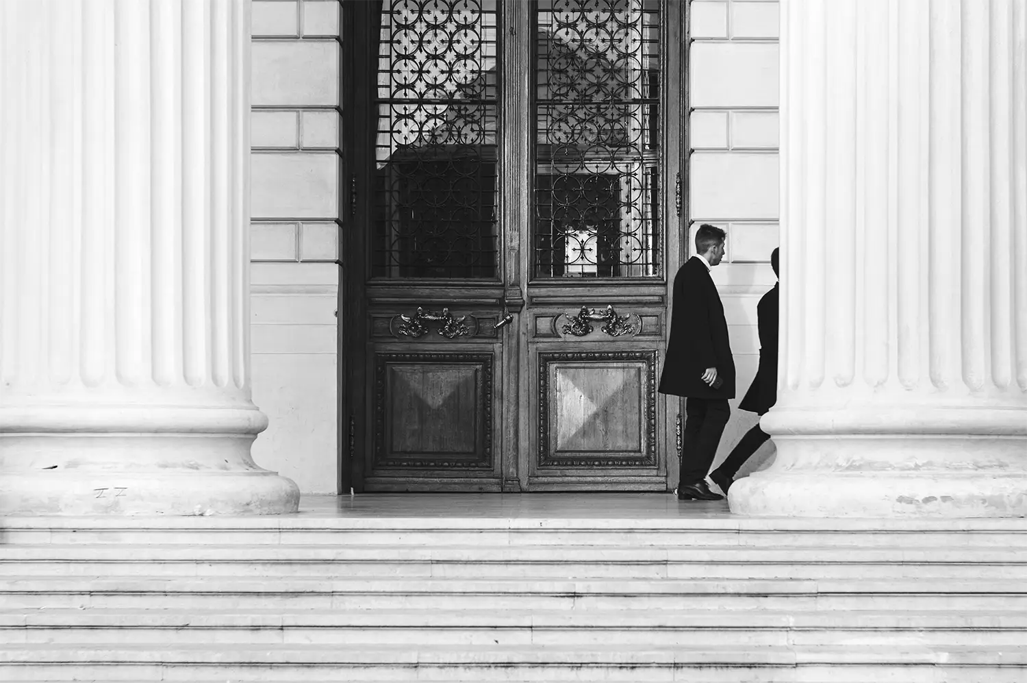 Entrada a un edificio institucional