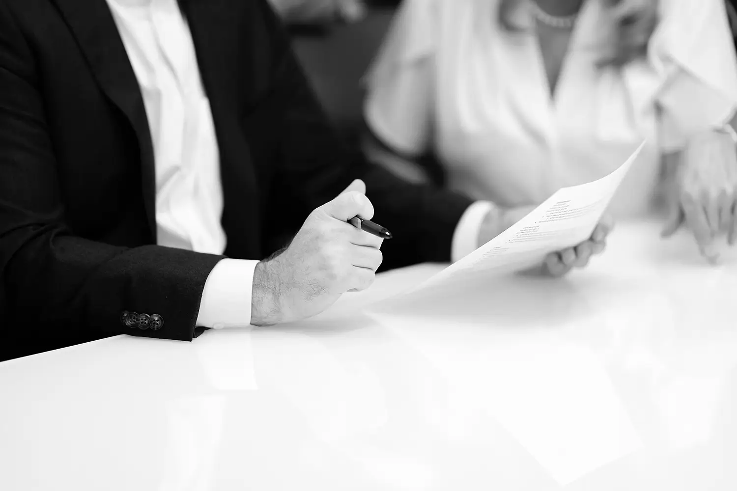 Profesionales trabajando con documentos